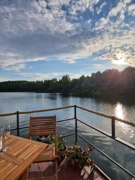 Hotel Aquachill Houseboat & Wellness Liptovský Trnovec Exterior foto
