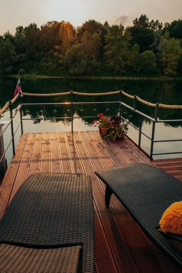 Hotel Aquachill Houseboat & Wellness Liptovský Trnovec Exterior foto