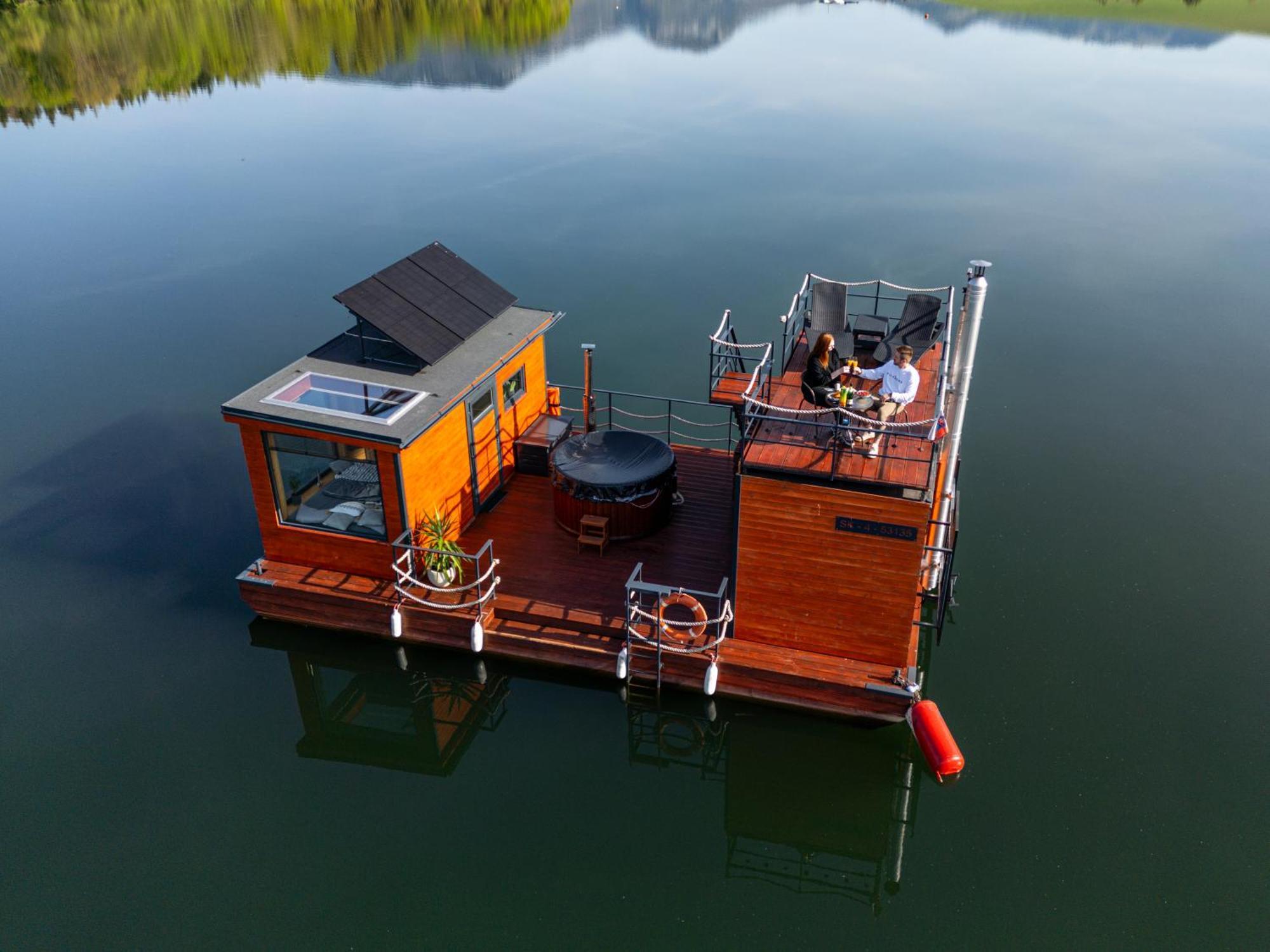 Hotel Aquachill Houseboat & Wellness Liptovský Trnovec Exterior foto