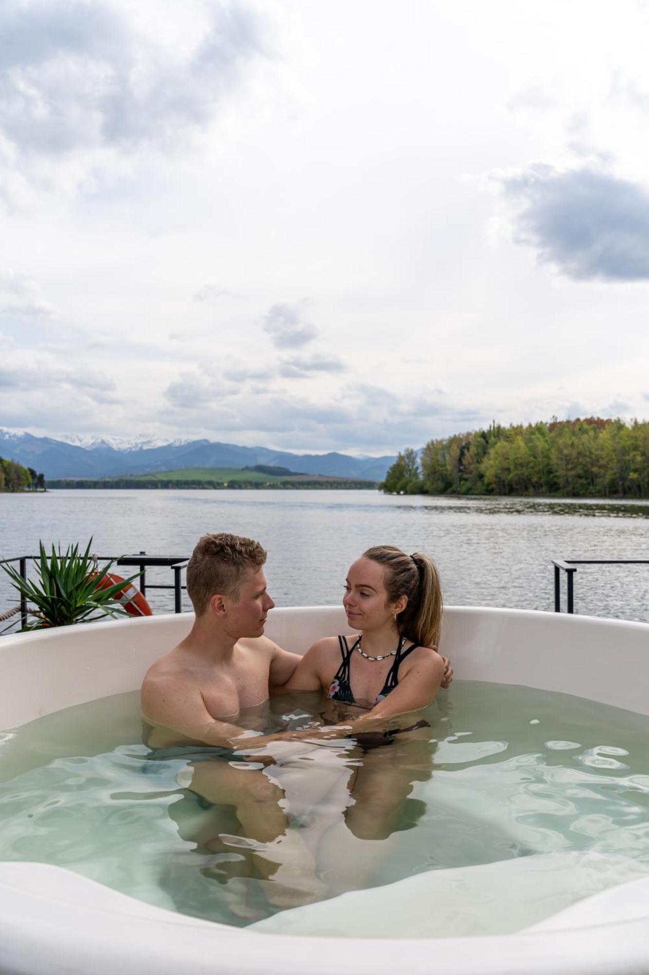 Hotel Aquachill Houseboat & Wellness Liptovský Trnovec Exterior foto